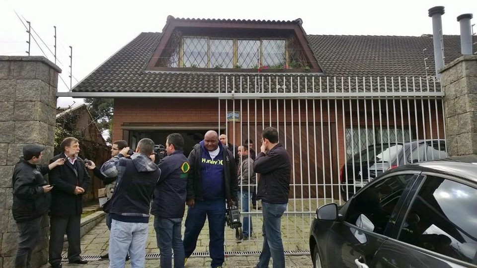 A casa fica na Rua Nunes Machado, no bairro Rebouças, em Curitiba. | /