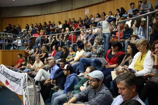 A Câmara de Vereadores de Londrina, na última quinta-feira (16), lotada para ouvir os promotores. | Divulgação