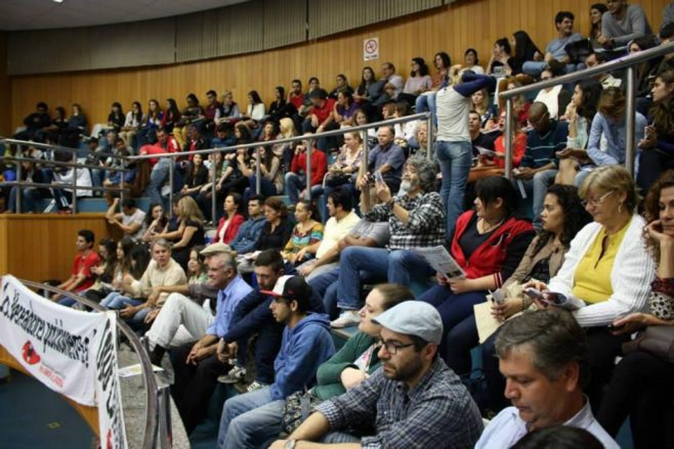 A Câmara de Vereadores de Londrina, na última quinta-feira (16), lotada para ouvir os promotores. | Divulgação