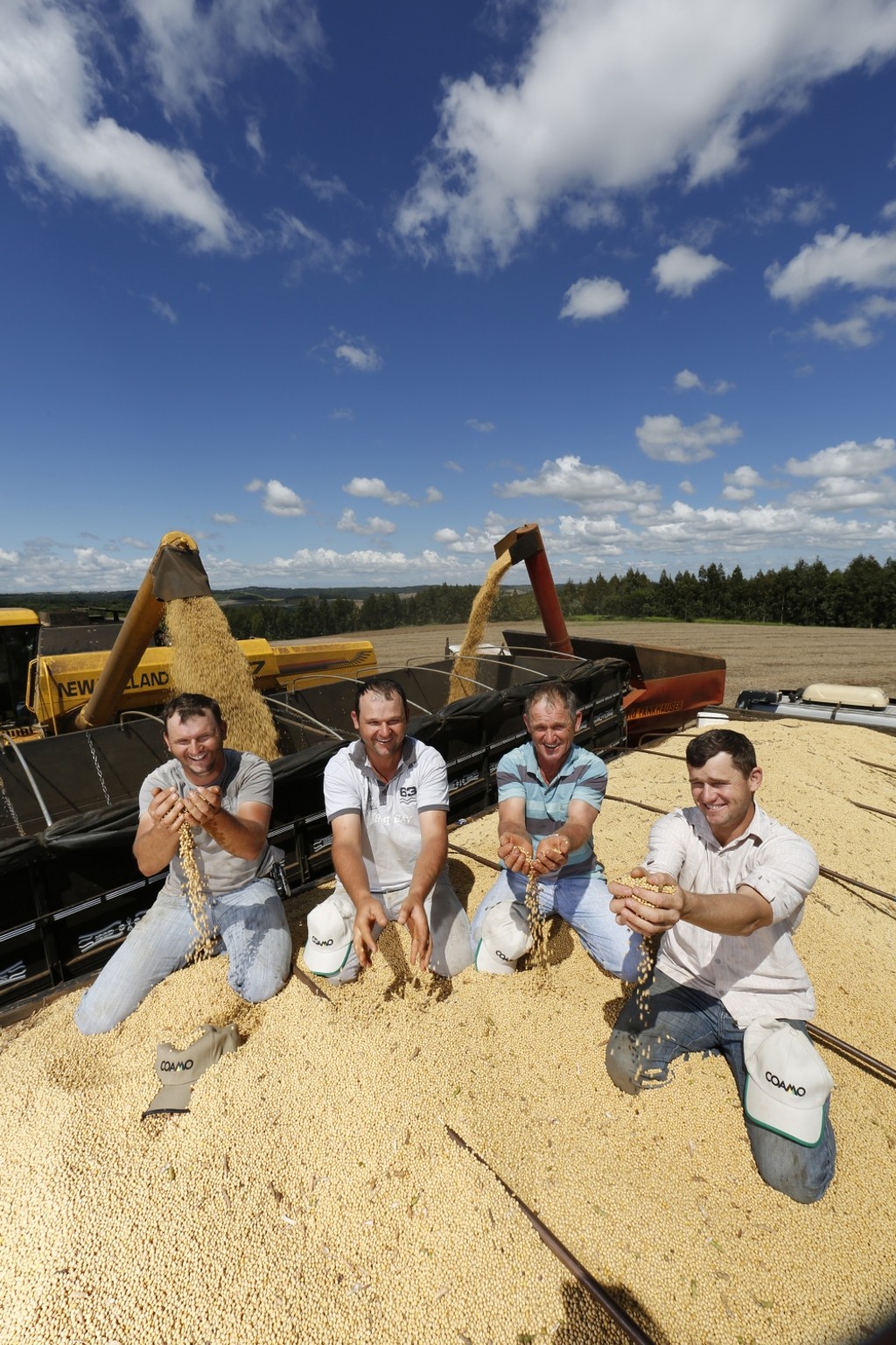Patriarca Arnaldo Nis(de azul) constrói o futuro com os filhos Everton, Eder e Edenilson.
