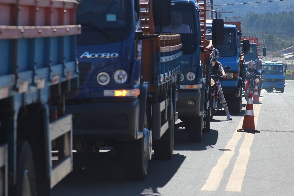 Procissão fechou as duas principais pontes de acesso ao distrito que tem o mesmo nome do padroeiro dos caminhoneiros: São Cristóvão | Bruna  Kobus/Especial para a Gazeta do Povo