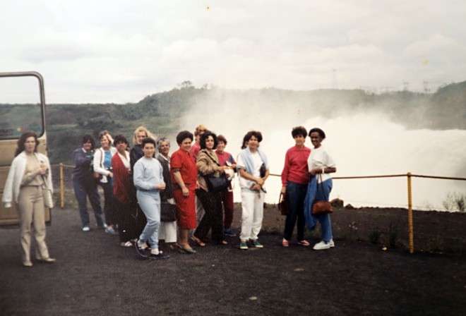 Encontro das “meninas do basquete”, num passeio a Foz do Iguaçu. Foto sem data. Na ponta direita, Iverly e Selma. | Felipe Rosa/TRIBUNA DO PARANA/Reprodução acervo Iverly Lour