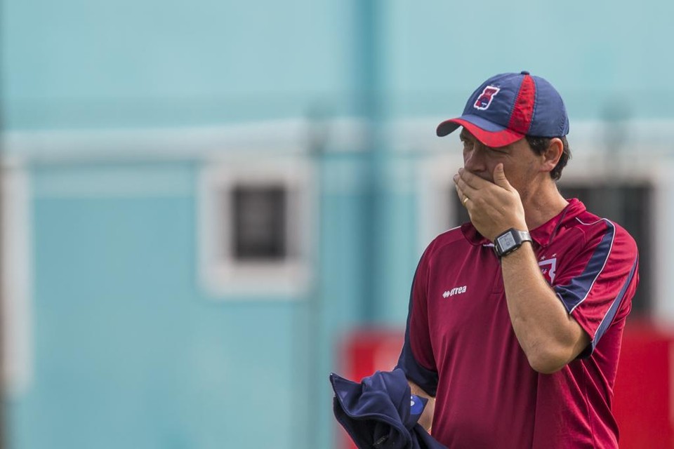 Fernando Diniz estreou no Paraná com derrota para o Vitória e busca a recuperação fora de casa, contra o ABC, nesta terça-feira. | Brunno Covello/Gazeta do Povo