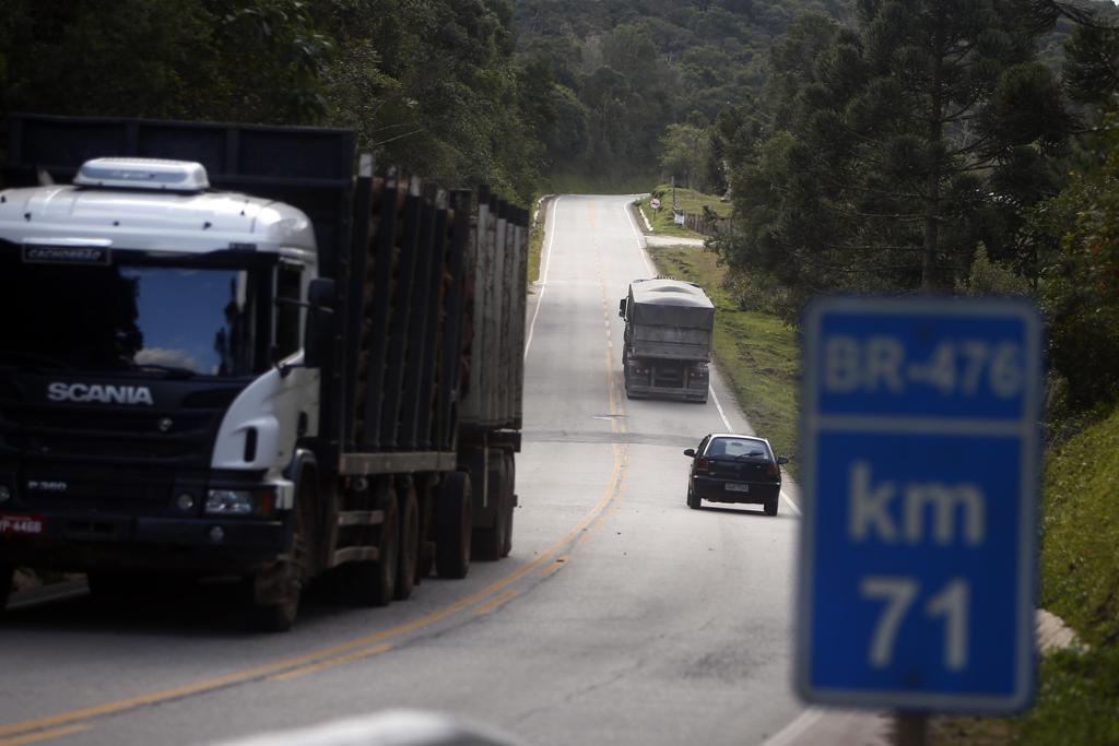 Entre as rodovias federais que podem ser repassadas para o governo do Paraná estão dois trechos da BR-476, como o que liga Curitiba a Adrianópolis. | Albari Rosa/Gazeta do Povo