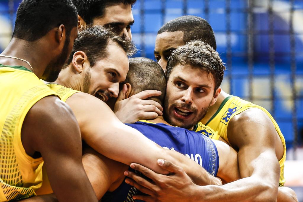 Jogadores brasileiros se abraçam na vitória sobre os norte-americanos, por 3 a 1, na fase final da Liga Mundial. | Wander Roberto/CBV