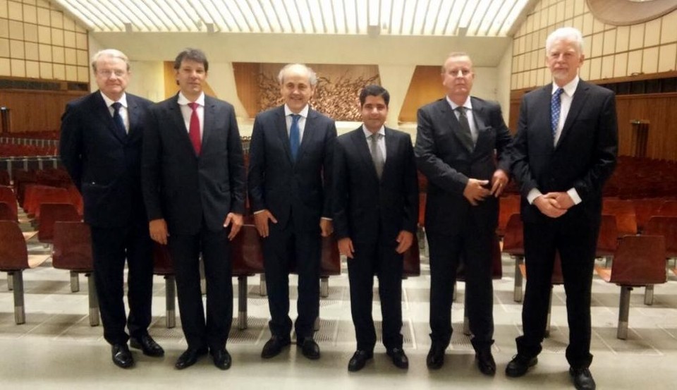 Gustavo Fruet (terceiro da esq. para a dir.) posa ao lado de outros prefeitos do Brasil em uma das salas do Vaticano. | Reprodução