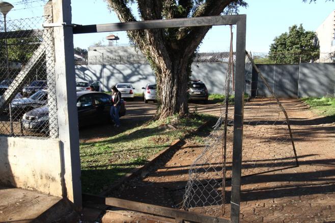 Presos arrebentaram o portão do DP para fugir | Roberto Custódio/Jornal de Londrina