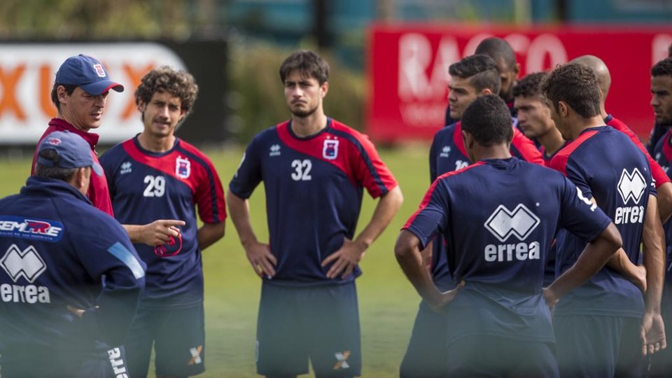 Fernando Diniz alertou para o jogo do Macaé: “O ataque é insinuante, mas nem por isso têm defesa desqualificada.” | Brunno Covello/Gazeta do Povo