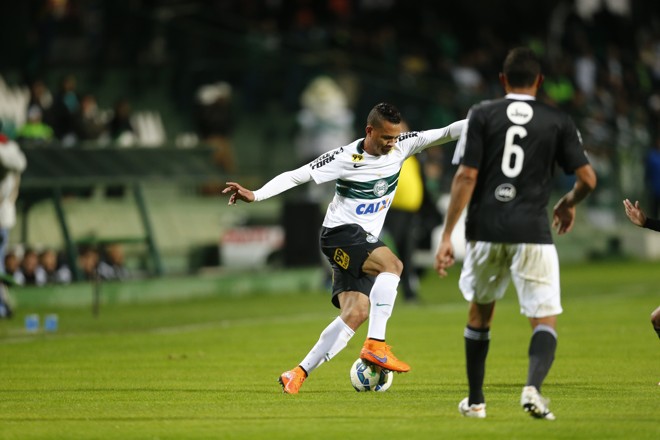 Rodrigo Ramos busca a jogada pela direita. | Albari Rosa/Gazeta do Povo
