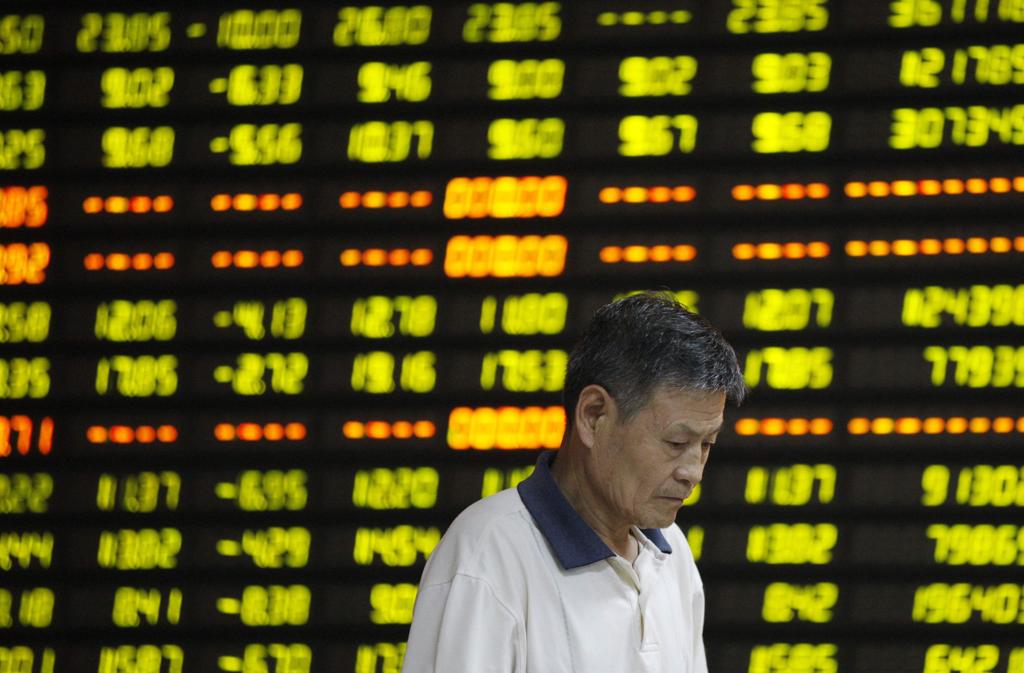 Cerca de mil ações atingiram o limite máximo de desvalorização de 10% nesta segunda-feira. | China Stringer Network/Reuters