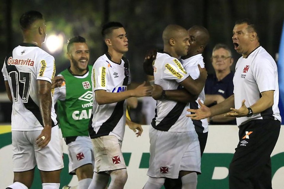 O técnico Celso Roth comemora com seus jogadores gol contra o América-RN: vitória no mata-mata anestesia sufoco no pontos corridos. | Nina Lima/Vasco