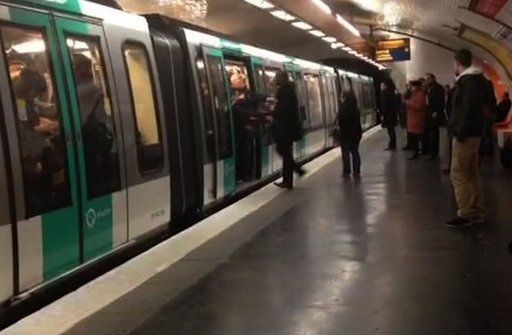 Torcedores do Chelsea impediram francês de entrar em trem | Reprodução