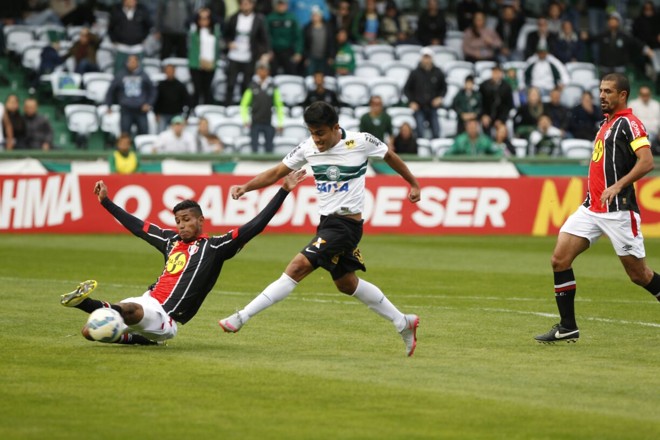 Rafhael Lucas é travado em tentativa de finalização. | Foto:Daniel Castellano/Gazeta do Povo