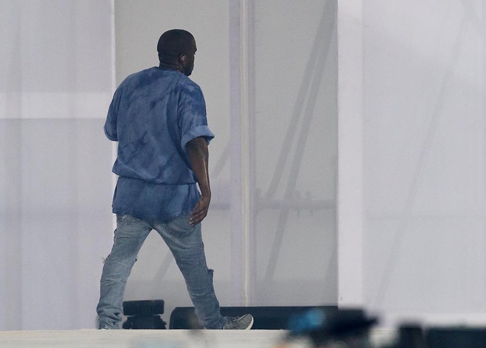 O cantor Kanye West abandonou o palco depois de uma falha no áudio no estádio. | Matt Detrich/USA Today Sports