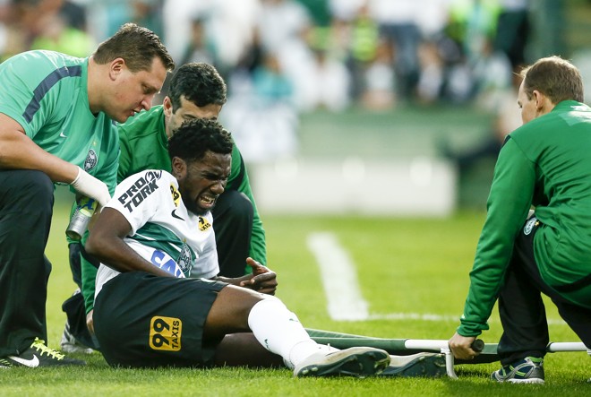Atendido pelos médicos, Negueba deu um susto ao prender o joelho direito no gramado. | Hugo Harada/Gazeta do Povo