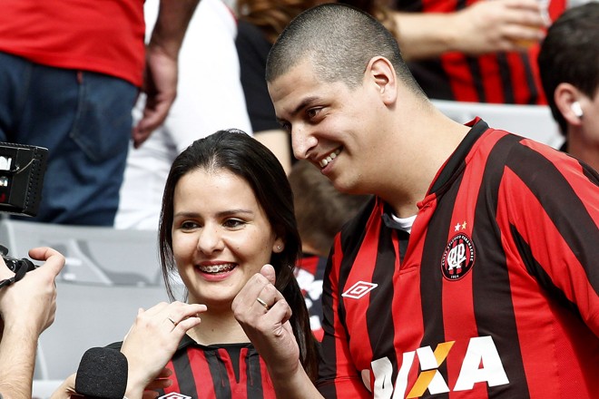 Os noivos com as alianças. | Antônio More/Gazeta do Povo