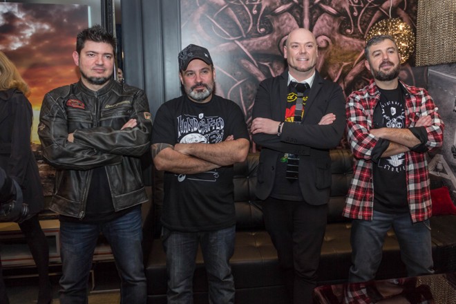 Os proprietários da Legend Motors Marcel Georges Kamfonas (esq.), Maurício Marçal (de boné) e Marco Aurelio de Lima (dir.), com o arquiteto Carlos Tietjen, que projetou todo o ambiente. | Fabiano Guma/Divulgação