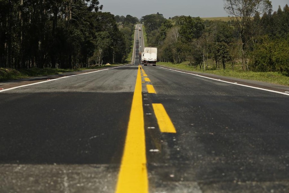 A melhora da taxa de retorno nos próximos leilões de rodovias ocorre num cenário em que as grandes empreiteiras em atividade no país estão sendo investigadas na Operação Lava Jato | Marcelo Andrade/Gazeta do Povo