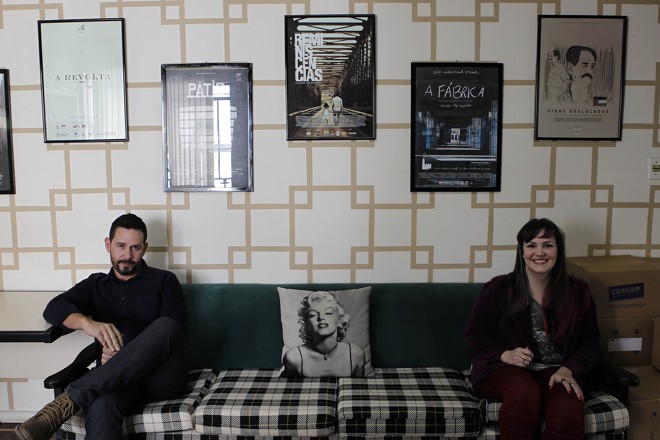 Aly Muritiba e Marja Calafange (e Marilyn Monroe) no sofá da produtora Grafo Audiovisual, em Curitiba: passaportes em dia. | Jonathan Campos/Gazeta do Povo