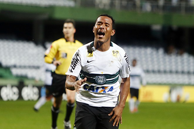 Marcos Aurélio lamenta chance desperdiçada: nove chutes a gol. | Albari Rosa/Gazeta do Povo