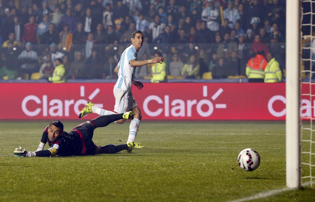 Di María marcou dois gols na goleada argentina sobre o Paraguai. | CARLOS GARCIA RAWLINS/REUTERS