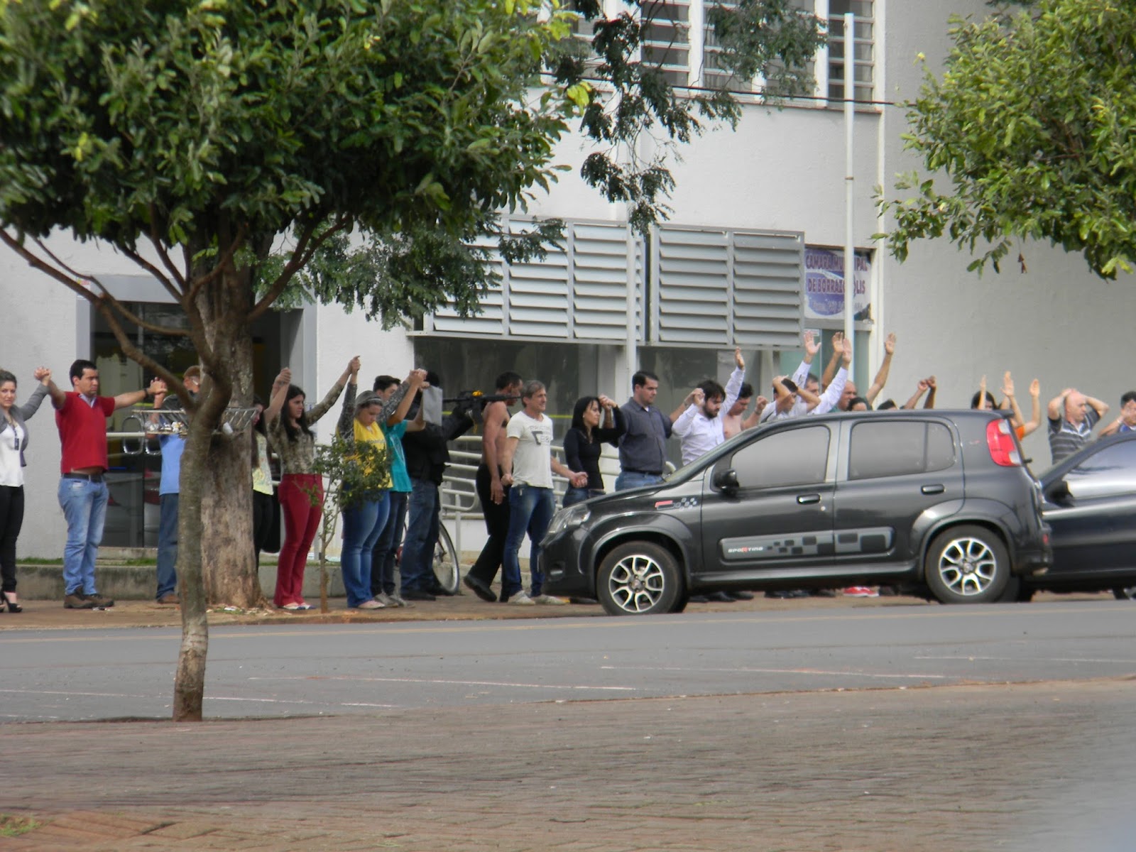 Funcionários e clientes dos bancos, além de pessoas que passavam pela calçada no momento do assalto, foram usadas como escudo humano. | Junior Dias / Borrazópolis Notícias