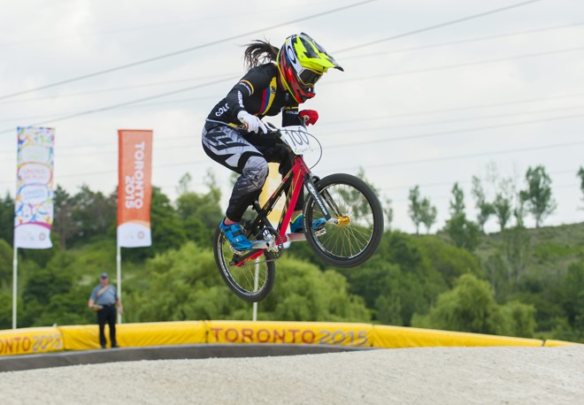 Mariana Pajon Londono, da Colômbia, salta durante a prova feminina de BMX. | WARREN TODA/EFE