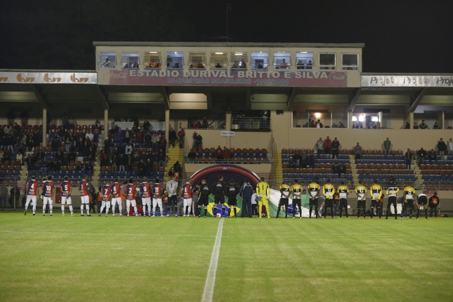Paraná e Criciúma alinhados antes do apito inicial na Vila Capanema. | Foto: Hugo Harada/Gazeta do Povo