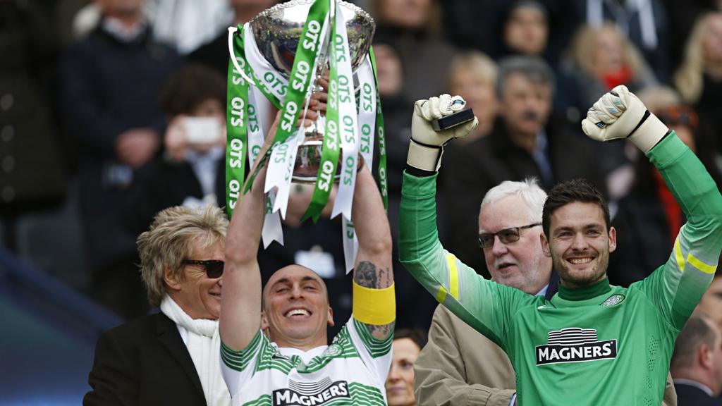 Rd Stewart (ao fundo), na entrega do troféu de campeão da Copa da Escócia ao Celtic, seu time do coração. | Russell Cheyne/Reuters