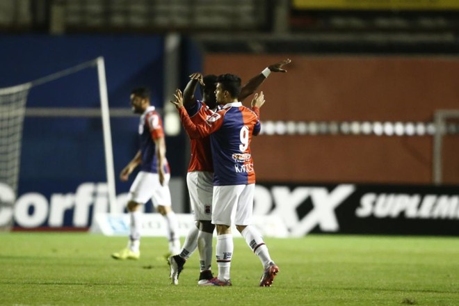 Fernando Viana comemora o segundo gol do Paraná. | Hugo Harada/Gazeta do Povo
