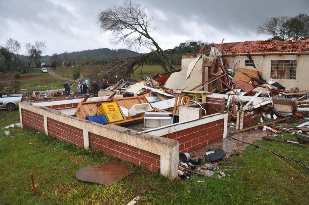 Casa destruída pelo tornado na área rural de Francisco Beltrão | Niomar Pereira/Especial para a Gazeta do Povo