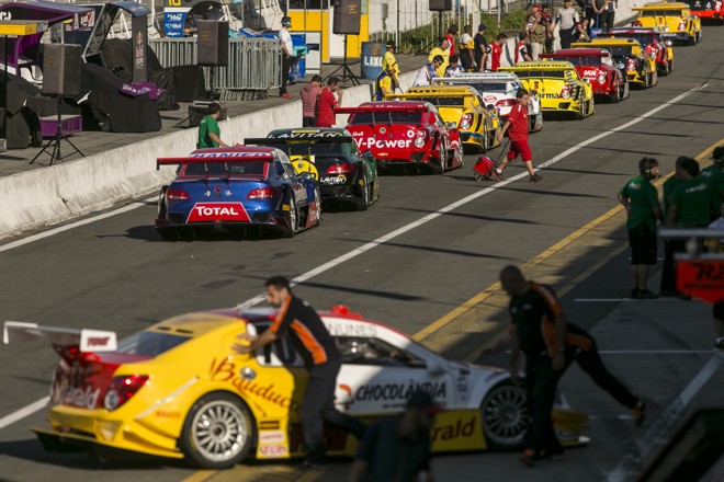 Carros a postos para ganhar a pista. | Marcelo Andrade/Gazeta do Povo