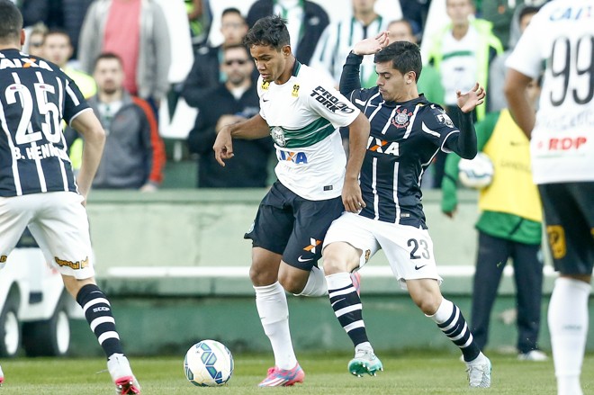 Evandro entrou pelo lado do campo e deu trabalho à marcação corintiana. | Hugo Harada/Gazeta do Povo