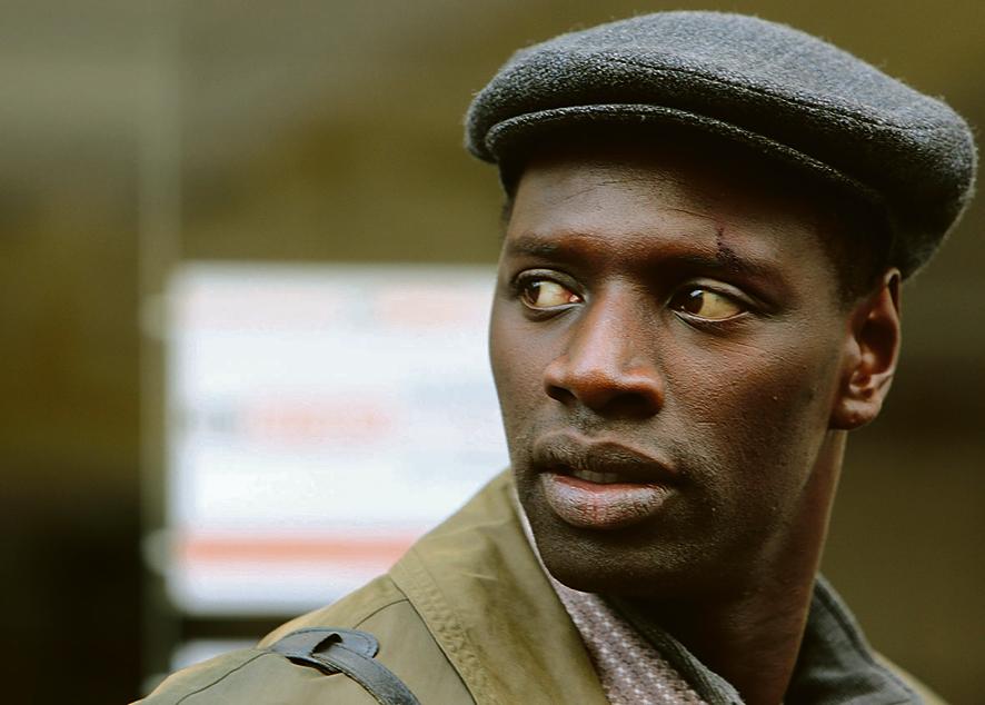 Em filme dos diretores de “Intocáveis”, Omar Sy interpreta senegalês que vive na França. | Divulgação
