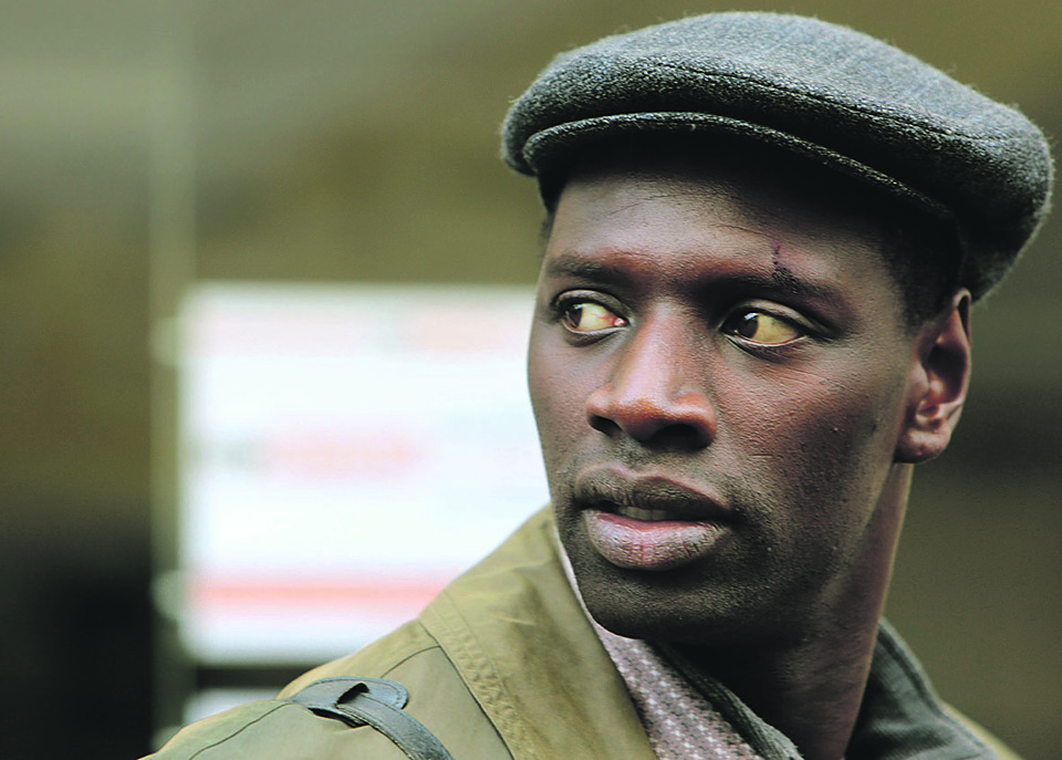 Em filme dos diretores de “Intocáveis”, Omar Sy interpreta senegalês que vive na França. | Divulgação
