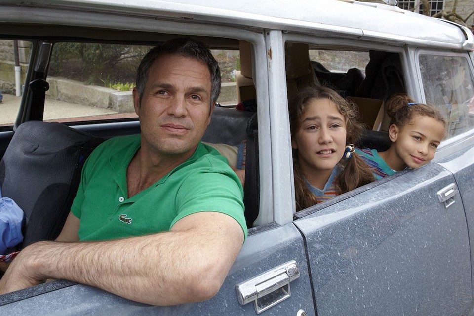 O ator Mark Ruffalo interpreta um pai que precisa criar as filhas sozinho por um tempo. | Divulgação