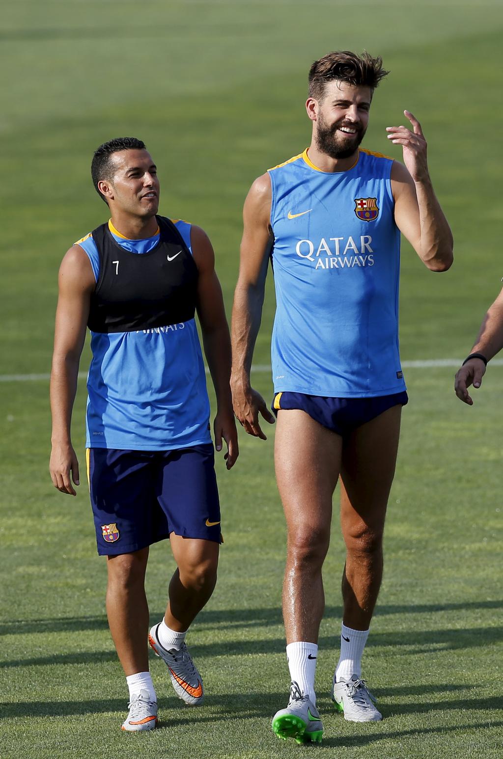 Pedro e Piqué no CT do Barcelona: lucro recorde. | Albert Gea/Reuters