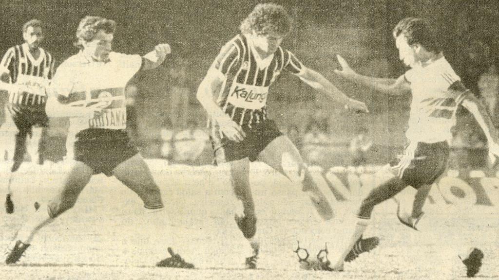 Casagrande passa entre Edson e Almir: vitória corintiana embola o grupo. | Reprodução/Gazeta do Povo