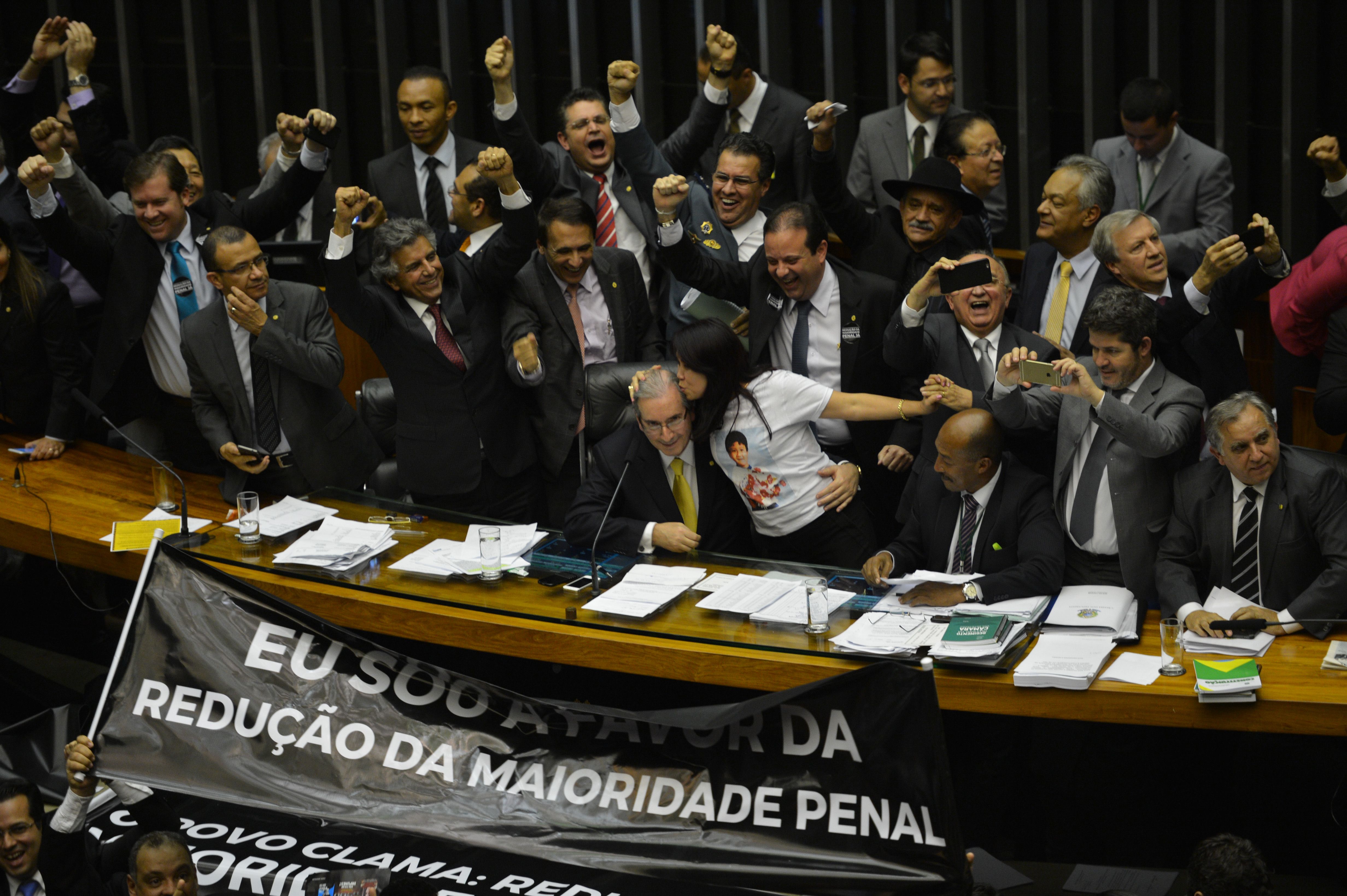 Eduardo Cunha (PMDB-RJ) comemora a aprovação da redução da maioridade penal | Fabio Rodrigues Pozzebom/Agência Brasil