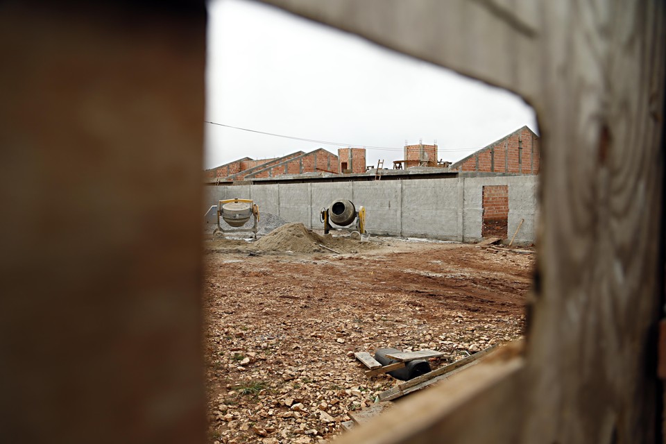 Obra do Colégio Jardim Paulista, da Valor Construtora, em Campina Grande do Sul. Após dois anos, status da obra é de apenas 10%. mas empresa já recebeu maior parte do pagamento. Suspeita é de que discrepância entre pagamento e execução esteja irregular em mais obras da Seed. | Albari Rosa/Gazeta do Povo