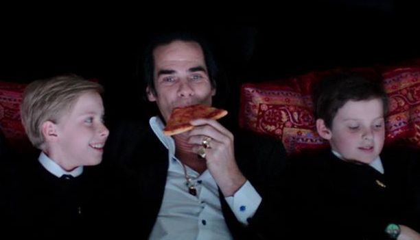 Arthur (à esquerda) com o pai Nick em foto de divulgação do documentário “20.000 Dias na Terra” | Reprodução/Facebook