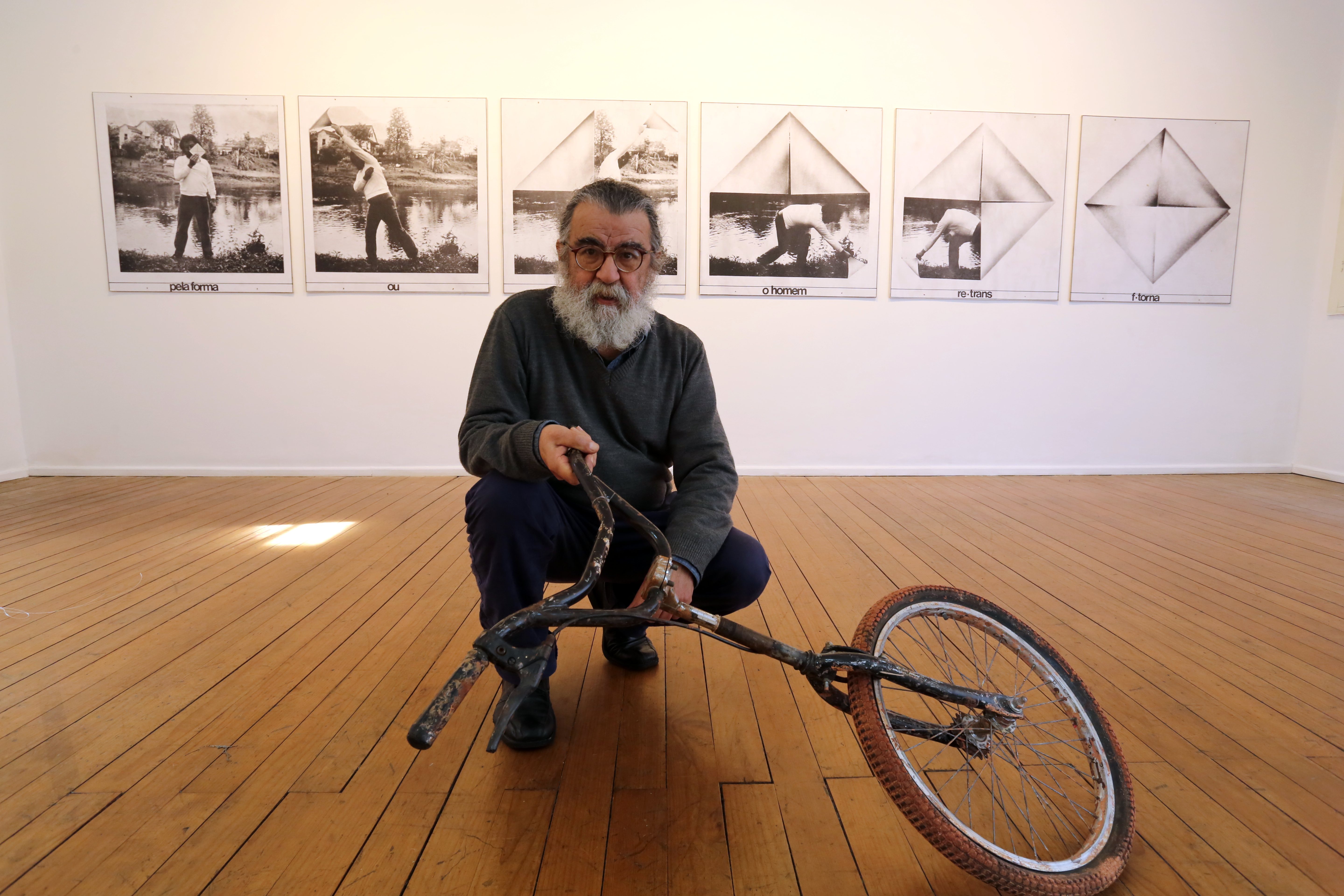 Retta e seu monociclo, parte da exposição: obras são poucas, mas representam a totalidade do artista. | Ivonaldo Alexandre/Gazeta do Povo