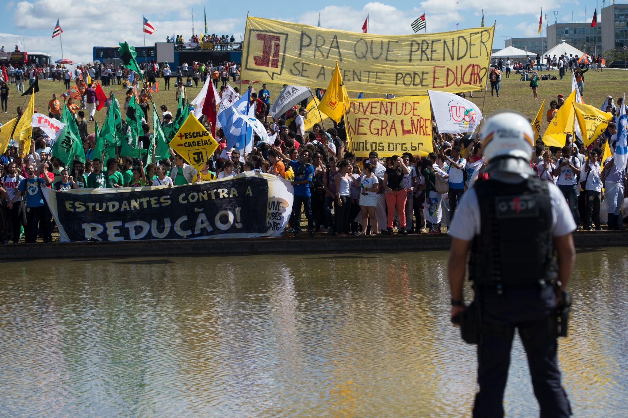 Grupos contrários à redução da maioridade penal protestaram em frente da Câmara e foram impedidos de entrar por Eduardo Cunha. | Marcelo Camargo/Agência Brasil