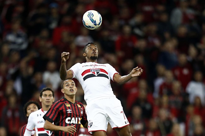 O ex-atleticano Michel Bastos tenta a cabeçada | Albari Rosa/Gazeta do Povo