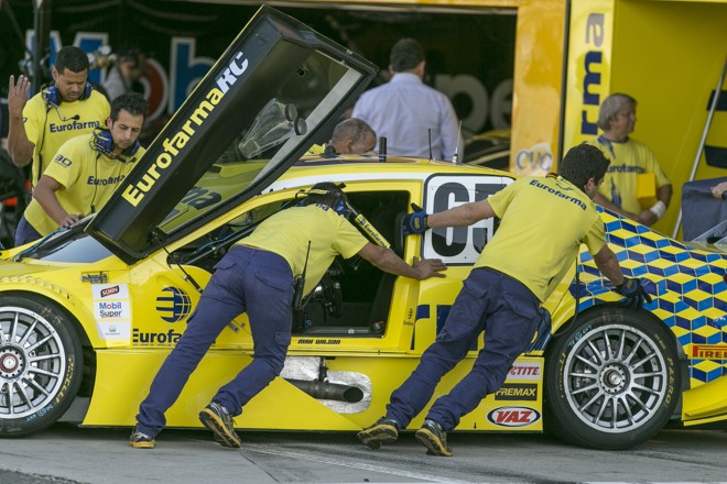 O carro de Max Wilson, sexto colocado, puxado de volta para os boxes. | Marcelo Andrade/Gazeta do Povo