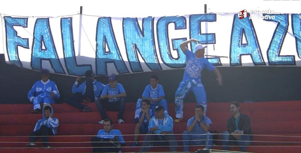 Imitação de macaco leva o Londrina mais uma vez ao tribunal Torcedor do Londrina imita macaco durante o duelo com o Brasil de Pelotas. | Reprodução de tevê/Canal Esporte Interativo