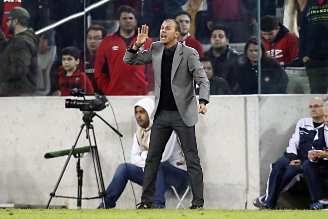 Figura central na reabilitação do Atlético nesta temporada, técnico orienta os jogadores | Albari Rosa/Gazeta do Povo