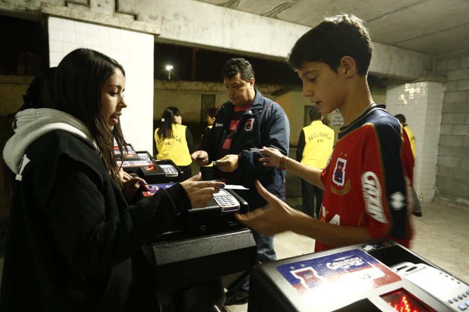 No jogo contra o Náutico, quae 8 mil pessoas pagaram para ver a vitória do Paraná por 2 a 0. | Hugo Harada/Gazeta do Povo