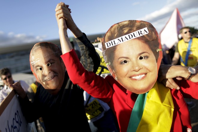 Lula e Dilma de mãos dadas no protesto. | Ueslei Marcelino/Reuters