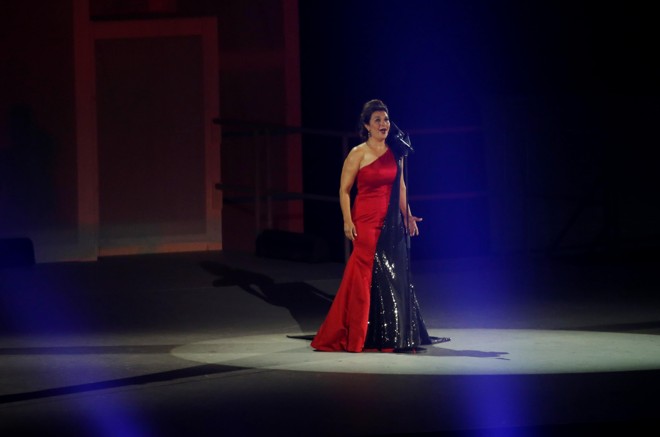 A cantora Isabel Bayrakdaria cantou o hino nacional do Canadá na cerimônia de encerramento. | Geoff Burke/USA Today Sports